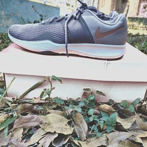 Woman's Nike City Trainer 2